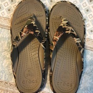 Croc camo flips